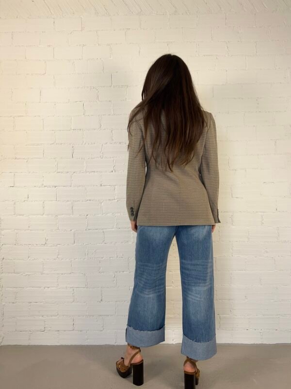 Timeless slim-waisted blazer