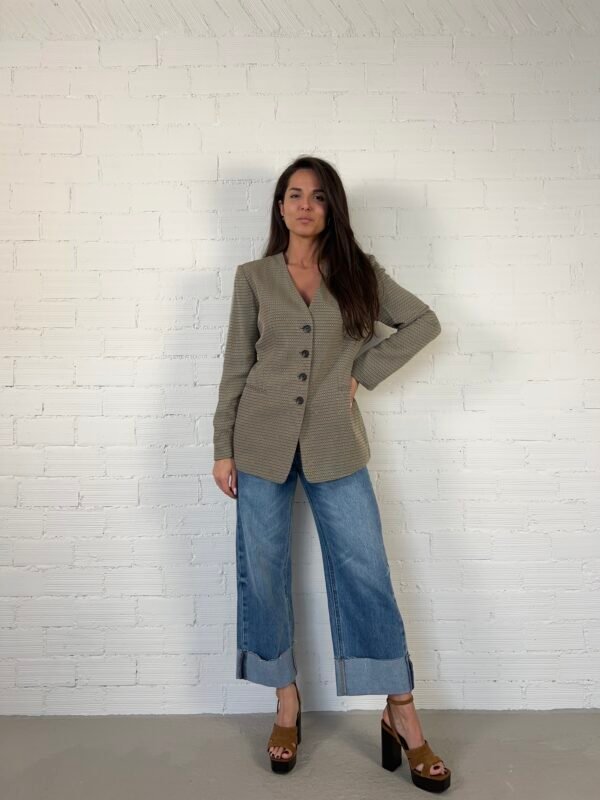 Timeless slim-waisted blazer