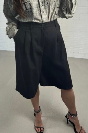 Black bermuda pants