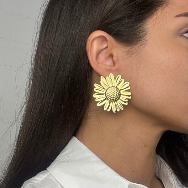 Daisy gold earring