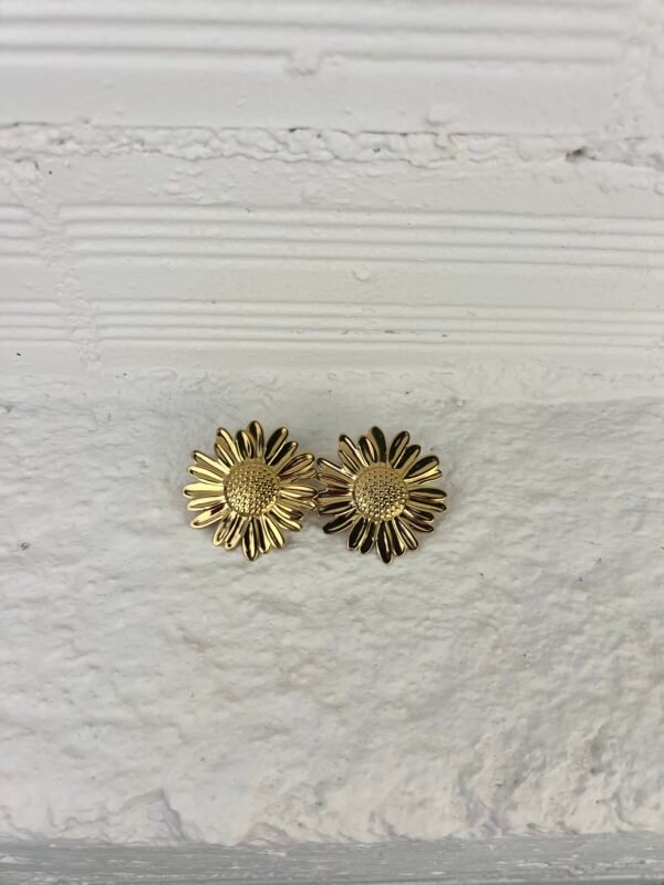 Daisy gold earring